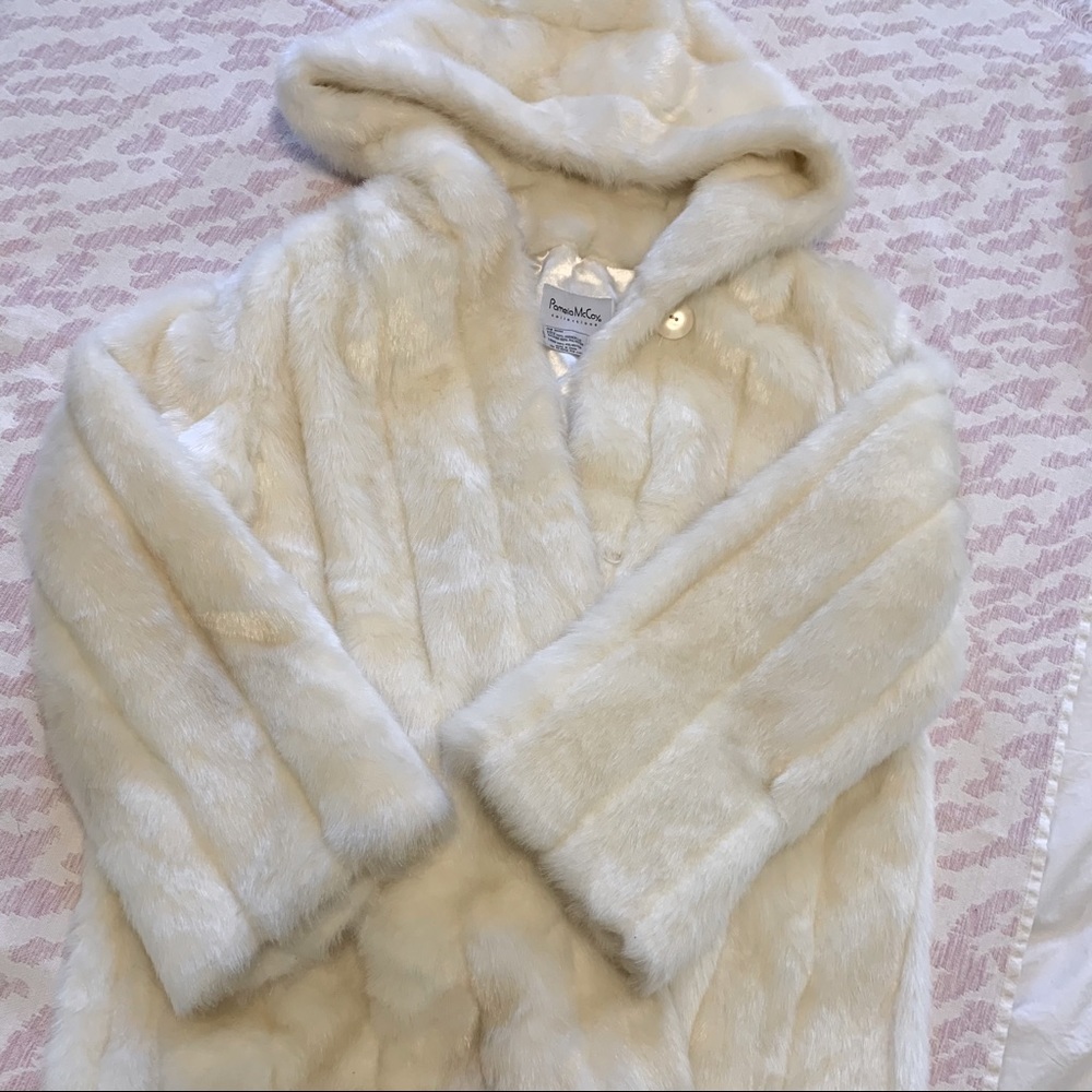 Pamela Mccoy Faux Fur Coat with Hood. Size L.